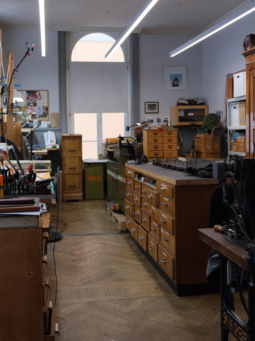 Yvon morin - artisan maroquinier - atelier le cuir dans tous ses etats - Le Locle Yvon morin - artisan maroquinier - atelier le cuir dans tous ses etats - Le Locle