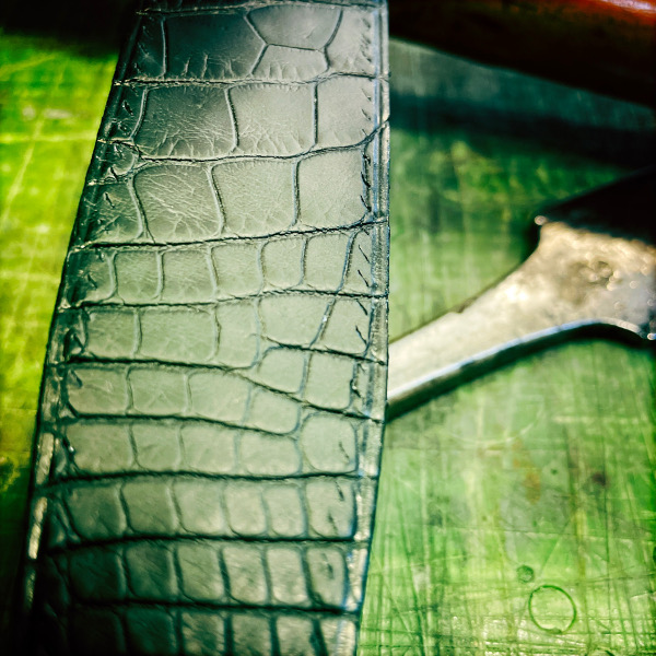 Yvon morin - artisan maroquinier - creations sur-mesure - cuir crocodile Yvon Morin - artisan maroquinier - reliure - créations sur-mesure
