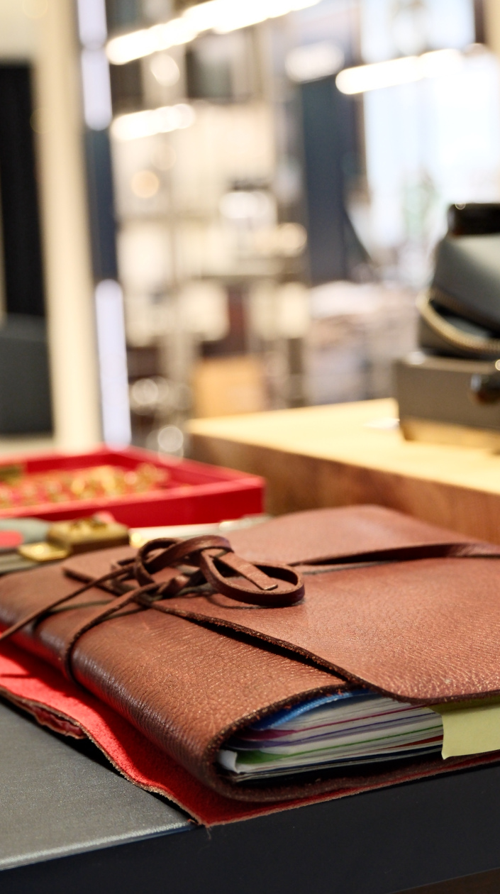 Yvon morin - artisan maroquinier - reliure - creations sur-mesure Yvon Morin - artisan maroquinier - reliure - créations sur-mesure