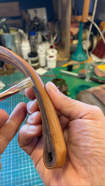 reparation et renovation - objets cuir - Yvon Morin sellier maroquinier - Suisse reparation et renovation - objets cuir - Yvon Morin sellier maroquinier artisan d'art - Suisse