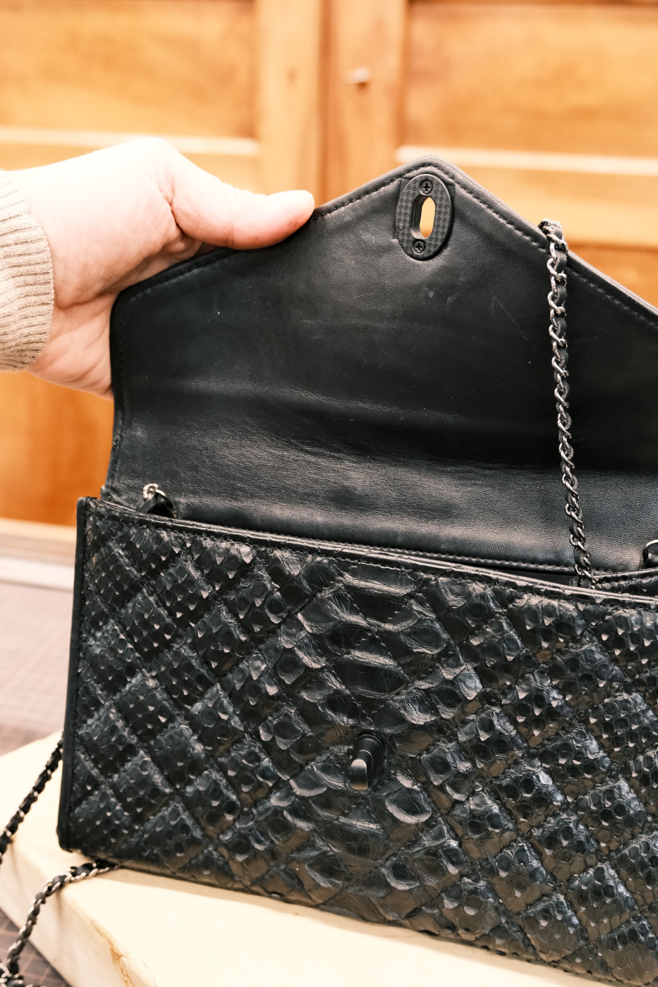 reparation et renovation sac à main Chanel noir en cuir - Yvon Morin - Suisse reparation et renovation sac à main Chanel noir en cuir - Yvon Morin - Suisse